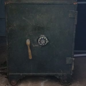 Steel/concrete safe